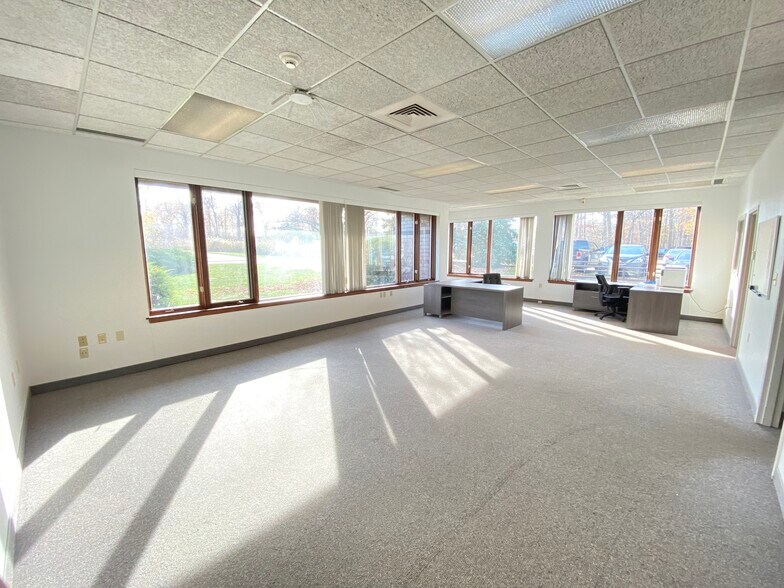 More Photos Of 38227 Western Pky, Willoughby Flex For Lease
