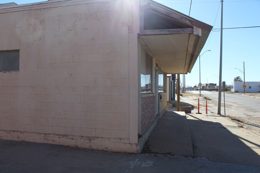 More Photos Of 814 9th St, Woodward Office For Sale