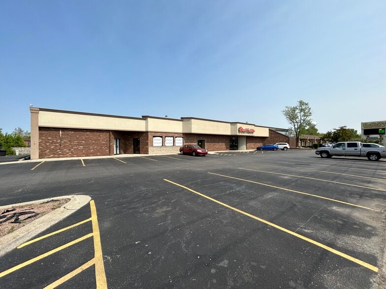 More Photos Of 1027 Sheffield Ave, Dyer Restaurant For Sale