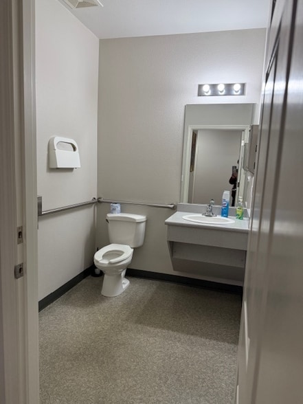 More Photos Of 935 Town Centre Dr, Medford Medical For Lease