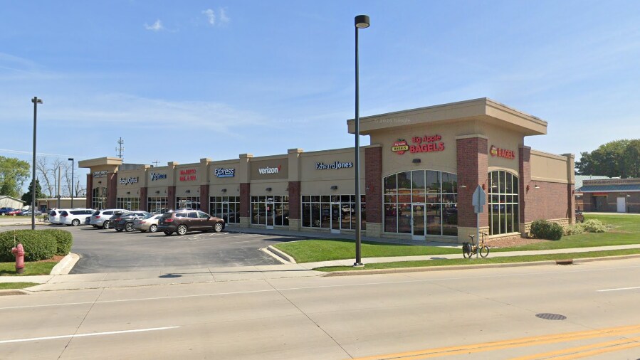 More Photos Of 2619-2633 Calumet Dr, Sheboygan Storefront For Lease