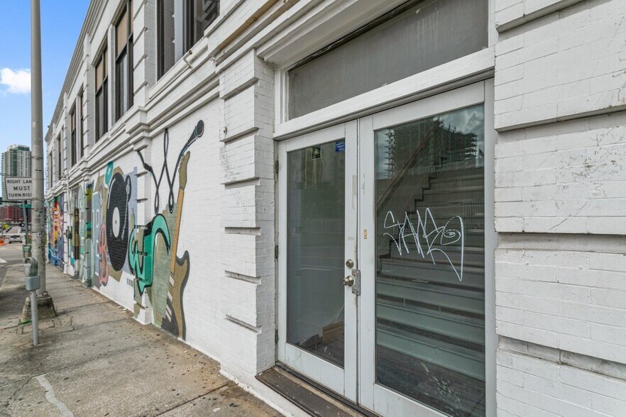 More Photos Of 327-345 E Bay St, Jacksonville Storefront Retail Office For Lease