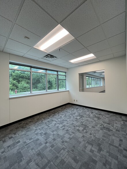 More Photos Of 1010 Aldrin Dr, Eagan Warehouse For Lease