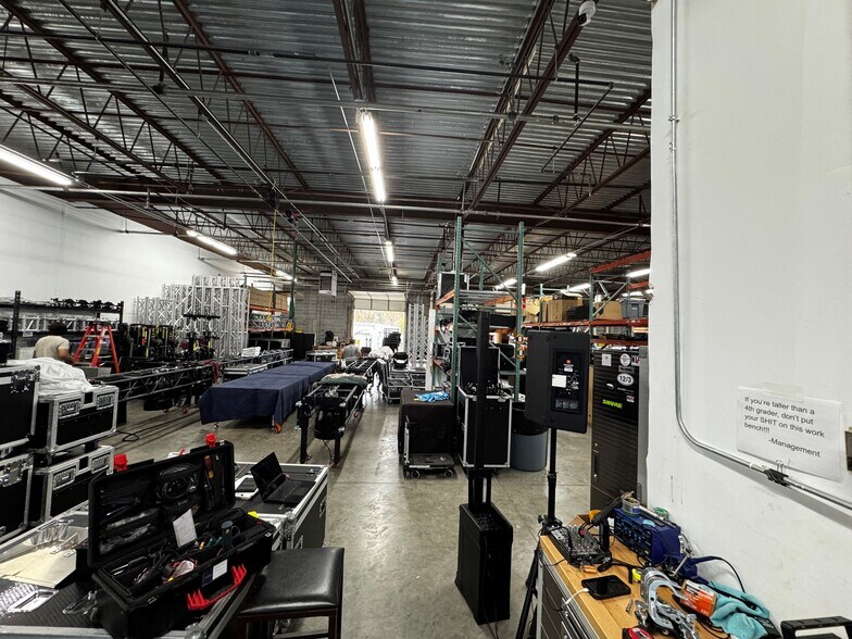 More Photos Of 8301 NW 101st Ter, Kansas City Flex For Lease