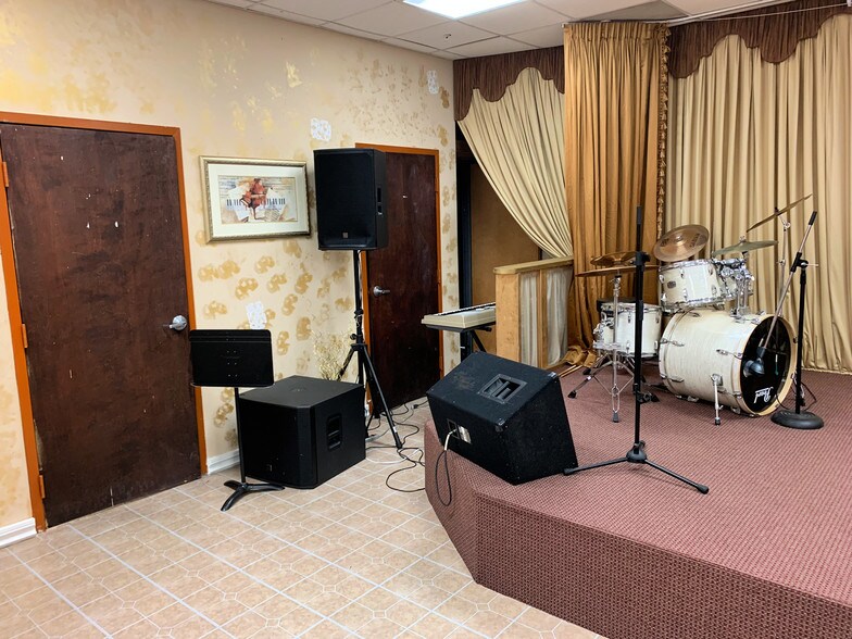 More Photos Of 4050 Westgate Ave, West Palm Beach Showroom For Lease