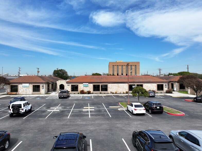 More Photos Of 7355 Barlite Blvd, San Antonio Medical For Sale