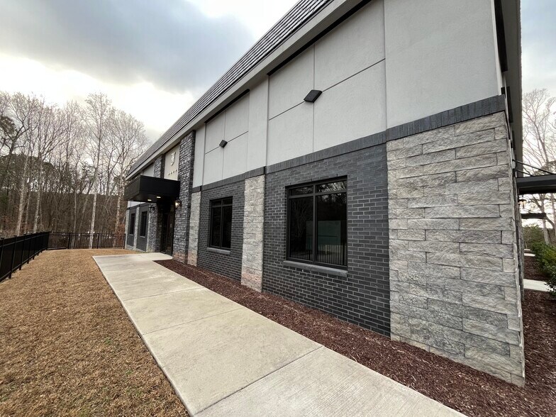 More Photos Of 4550 Preslyn Dr, Raleigh Light Distribution For Sale