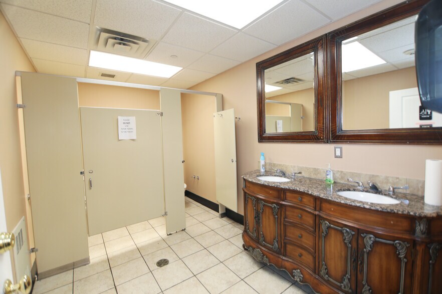 More Photos Of 8 Revolutionary Rd, Ossining Medical For Lease
