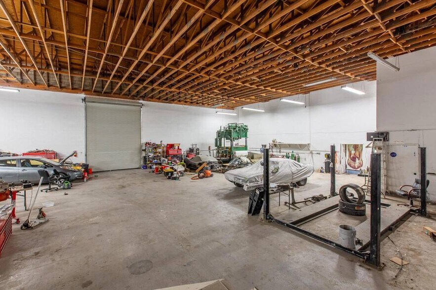 More Photos Of 180 W Oasis Rd, Palm Springs Warehouse For Lease
