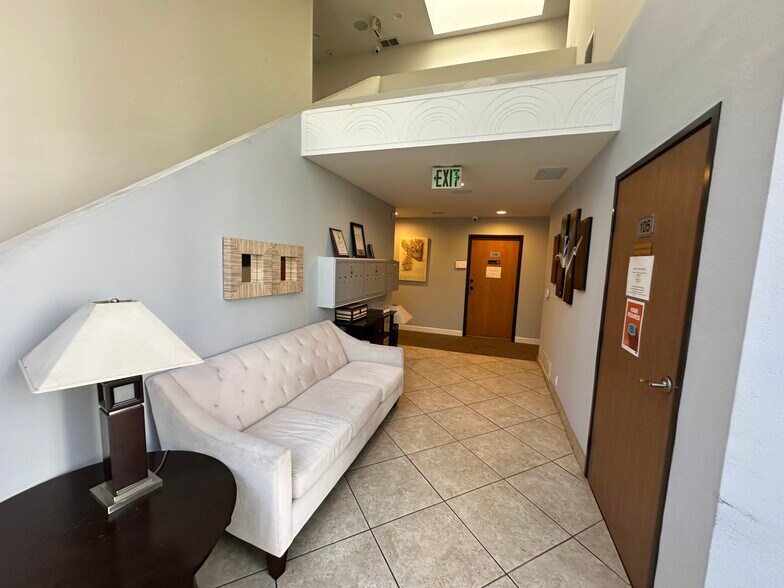 More Photos Of 14654-14664 Victory Blvd, Van Nuys Office For Lease