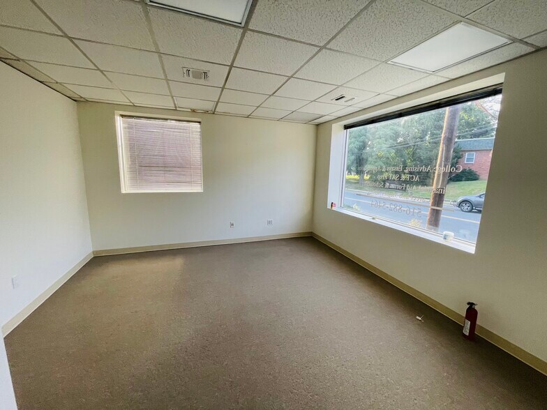 More Photos Of 135 Glenwood Rd, Glenwood Landing Office For Lease