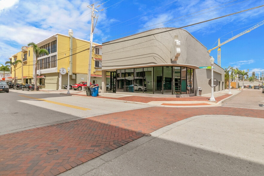 More Photos Of 1529-1531 Lee St, Fort Myers Bar For Sale