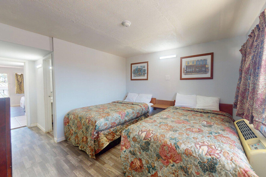 More Photos Of 900 Realtor Ave, Texarkana Hotel For Sale