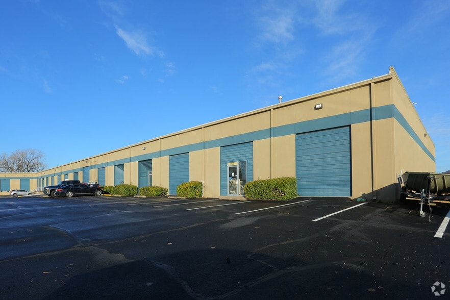 More Photos Of 6945 E 38th St, Tulsa Warehouse For Lease