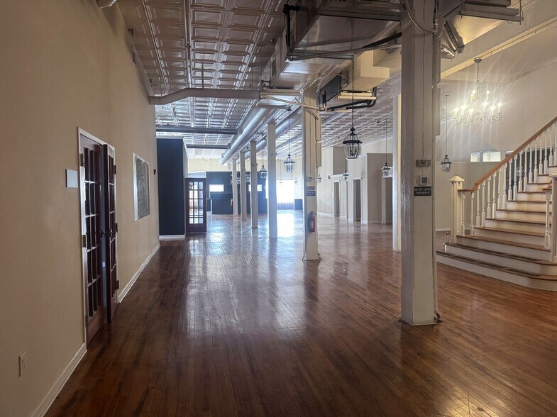 More Photos Of 131 Bradford St, Gainesville Storefront Retail Office For Lease