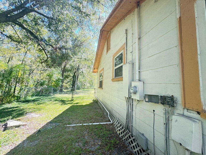 More Photos Of 809 E Alsobrook St, Plant City Flex For Sale