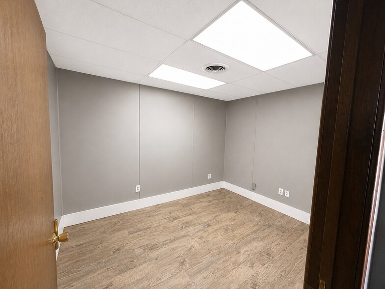 More Photos Of 2006 Kings Hwy, Snyder Service For Lease