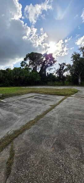 More Photos Of 975 N Courtenay Pky, Merritt Island Showroom For Lease