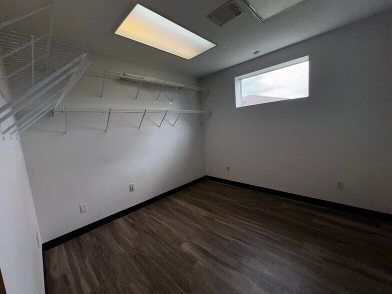 More Photos Of 9123 Thomasville Dr, Houston Warehouse For Lease