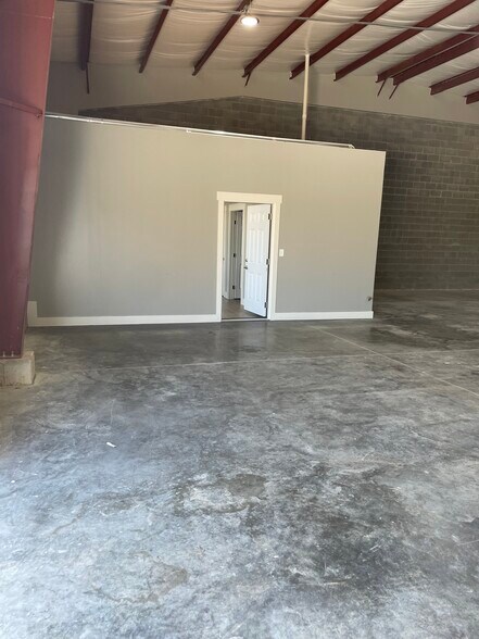 More Photos Of 3038 Elizabeth St, Nicholasville Light Distribution For Lease