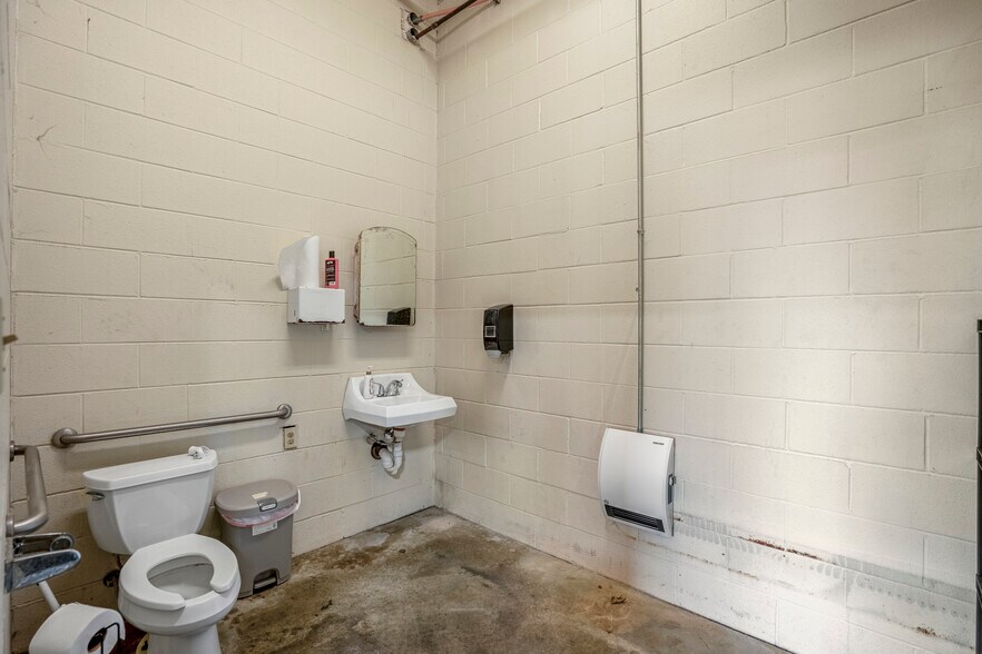 More Photos Of 7300 Lewis Ave, Temperance Carwash For Sale