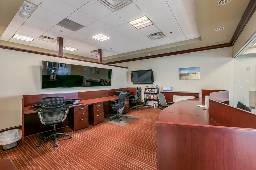 More Photos Of 2624 Patriot Blvd, Glenview Office For Sale
