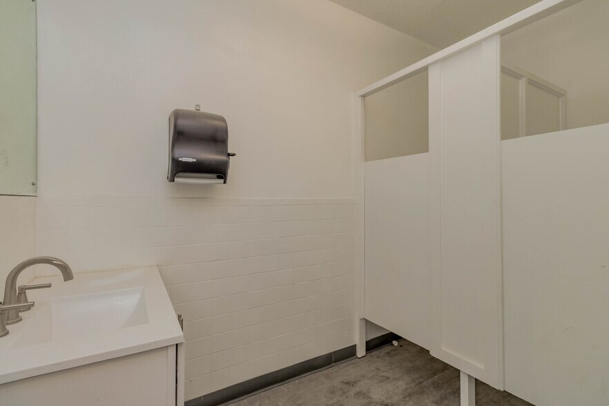 More Photos Of 811-825 S 3rd St, Renton Storefront Retail Office For Lease