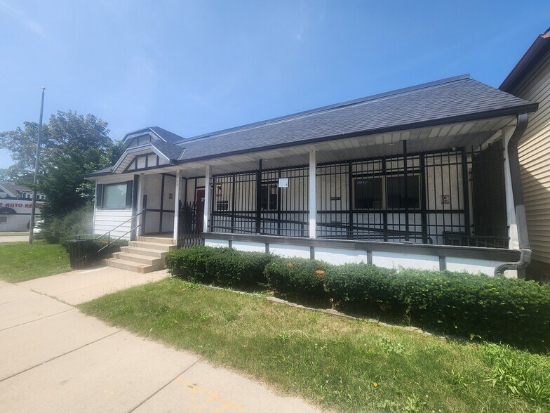 Primary Photo Of 1322 S 10th St, Milwaukee Freestanding For Sale