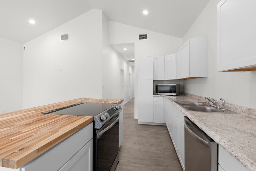 More Photos Of 870 Waco st, Kingsland Multifamily For Sale