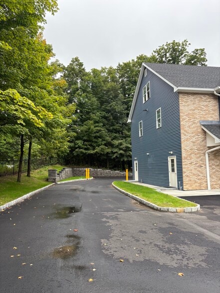More Photos Of 1347 New Haven Rd, Naugatuck General Retail For Lease