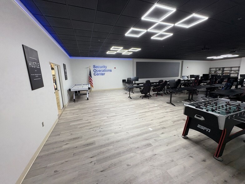 More Photos Of 45305 Catalina Ct, Sterling Showroom For Sale