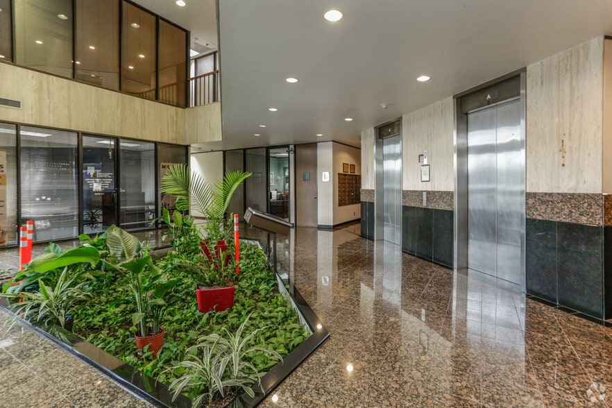 More Photos Of 800 Wilcrest Dr, Houston Office For Lease