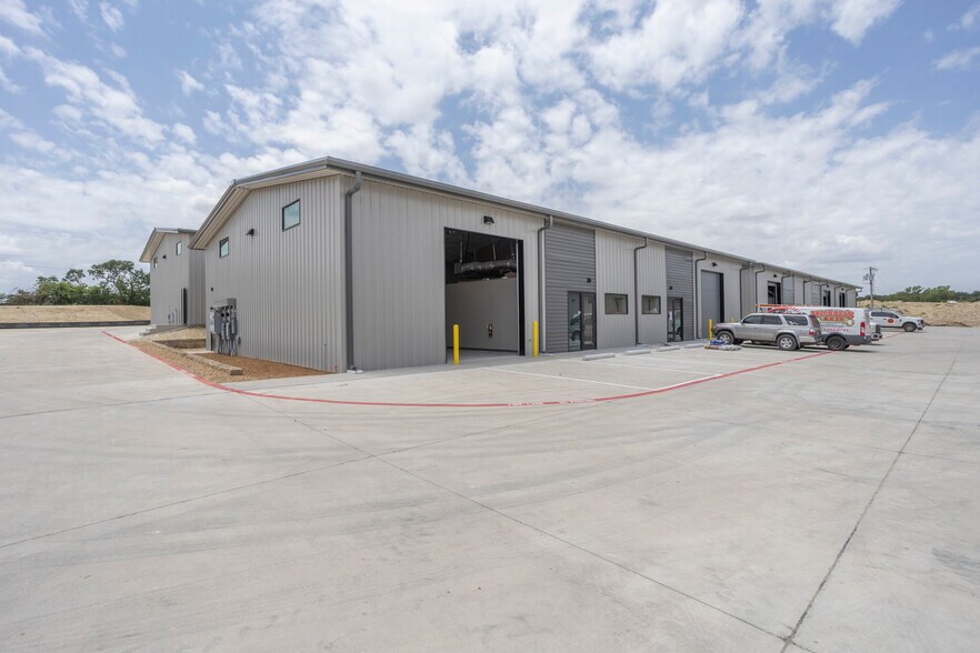 More Photos Of 6451 Silver Saddle Rd, Fort Worth Warehouse For Lease