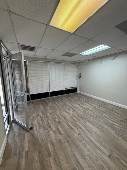 More Photos Of 4429 Spencer Hwy, Pasadena Warehouse For Lease