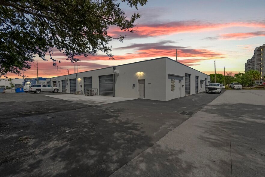 More Photos Of 201-215 SW 21st St, Fort Lauderdale Warehouse For Sale