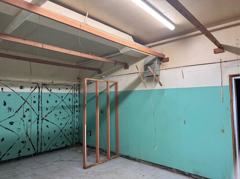 More Photos Of 116 S 10th St, Marshall Light Distribution For Sale