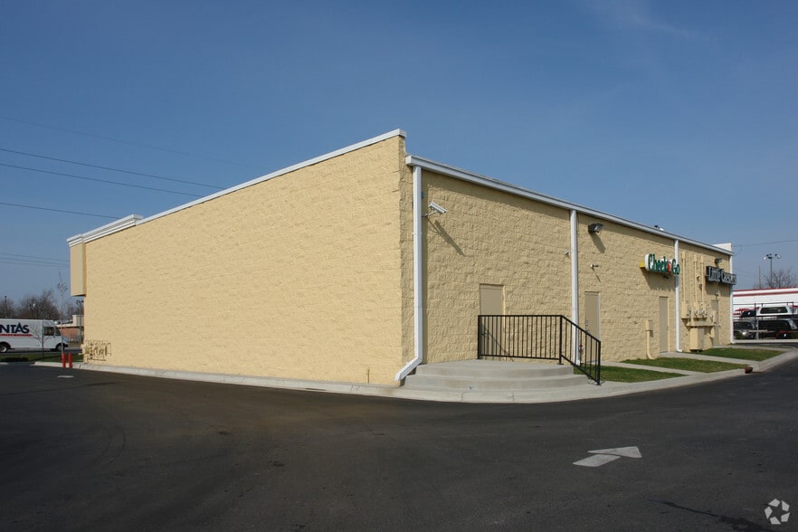 More Photos Of 135 E New Circle Rd, Lexington General Retail For Lease