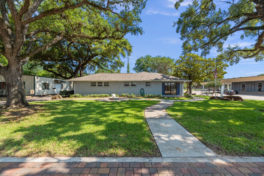 More Photos Of 1001 Avenue B, Katy Storefront Retail Office For Lease