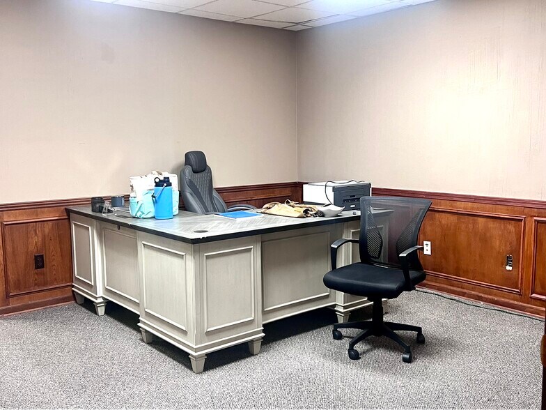 More Photos Of 7410 Sni-A-Bar Rd, Kansas City Manufacturing For Lease