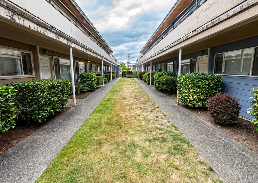 More Photos Of 9037 16th Ave SW, Seattle Apartments For Sale