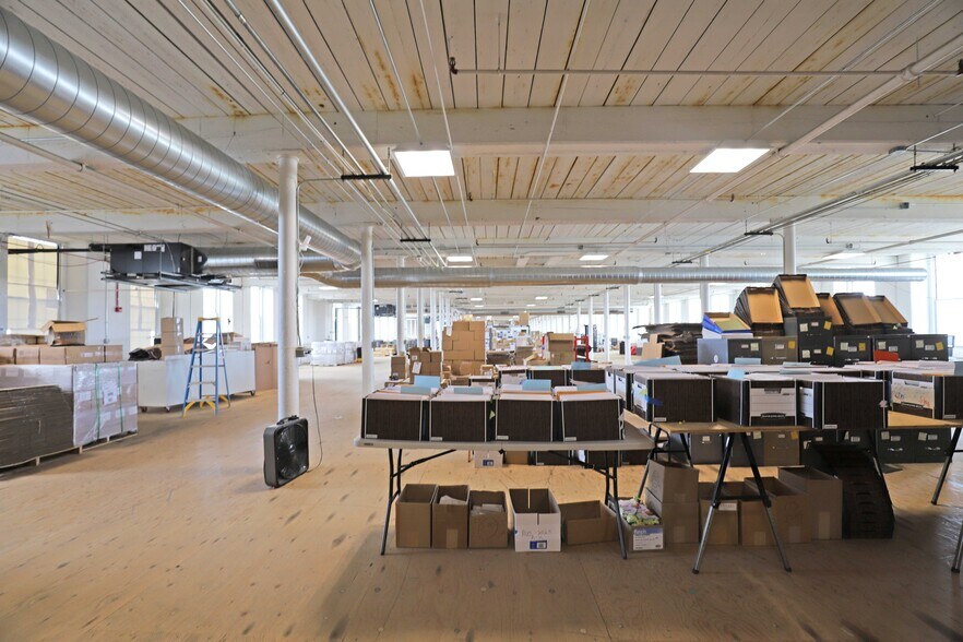 More Photos Of 657 Quarry St, Fall River Freestanding For Lease