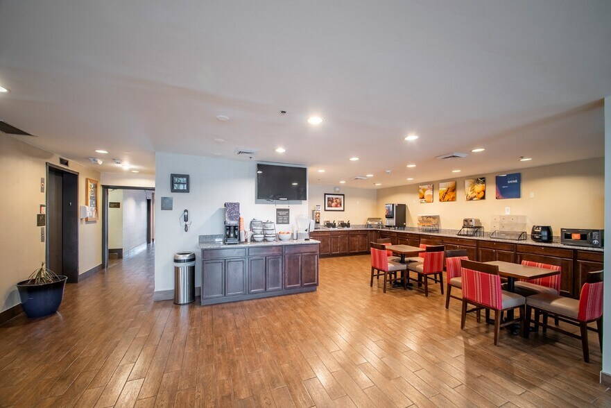 More Photos Of 17550 Rosbough Blvd, Middleburg Heights Hotel For Sale