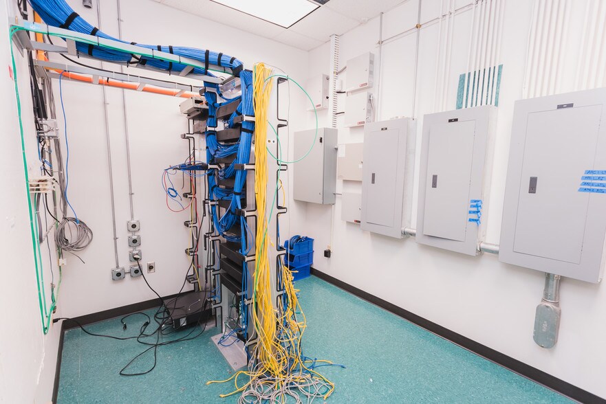 More Photos Of 1505 Westec Dr, Eugene Flex For Lease