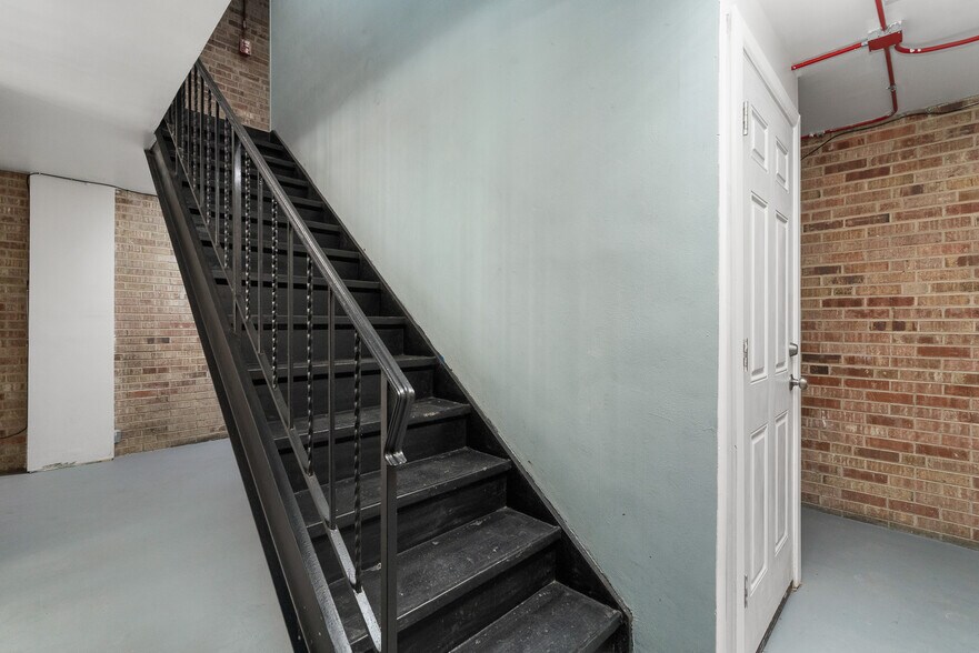 More Photos Of 3100 S Oak Park Ave, Berwyn Office For Sale