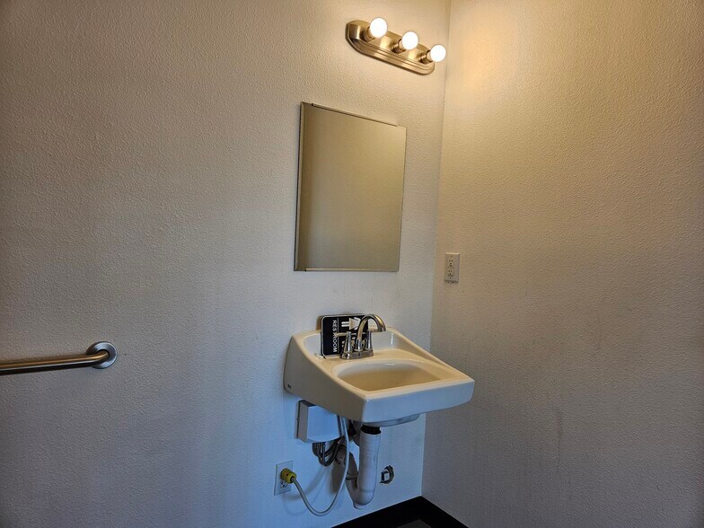 More Photos Of 2921 Friendly Pl, Bullhead City Light Distribution For Lease