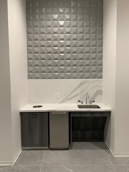 More Photos Of 10999 W IH-10, San Antonio Office For Lease