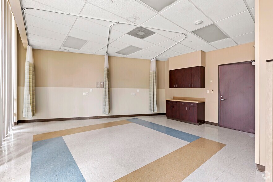 More Photos Of 1600 Central Dr, Bedford Medical For Lease