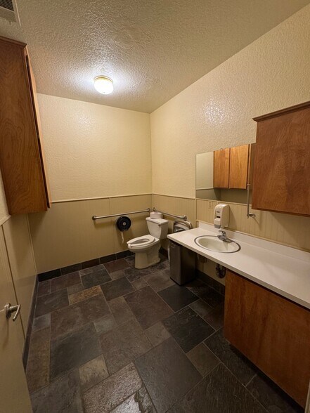 More Photos Of 31975-31985 Lodge Rd, Auberry Medical For Lease