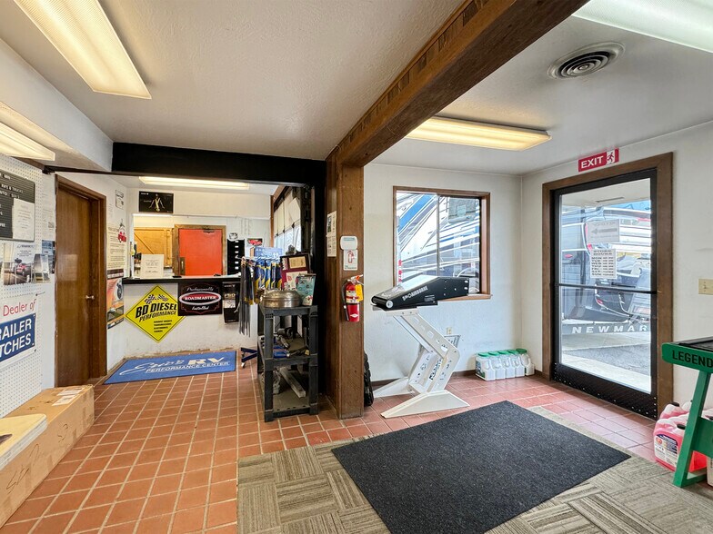 More Photos Of 275 S 7th Ave, Sequim Auto Repair For Sale