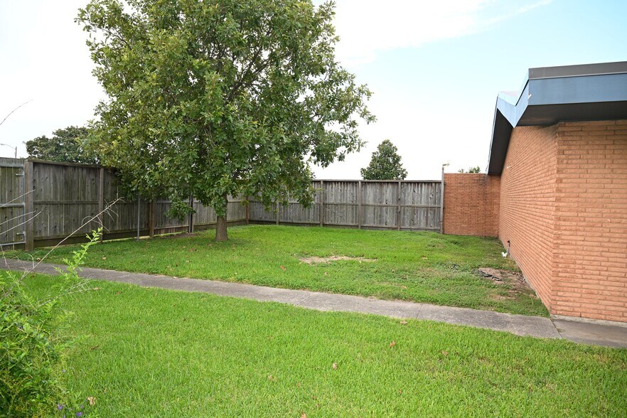 More Photos Of 1218 14th Ave N, Texas City Loft Creative Space For Sale